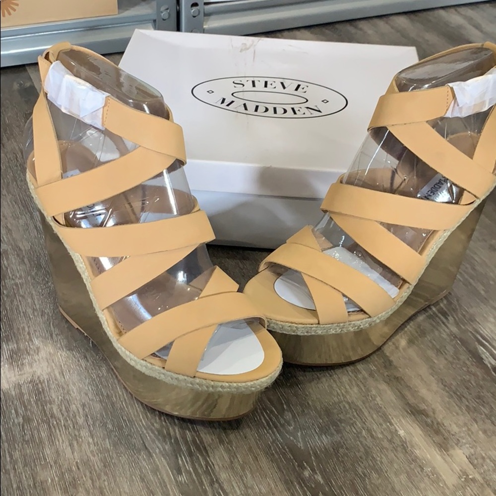 Steve Madden Beige and Gold Wedge size 9.5